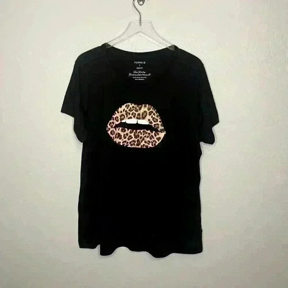 Torrid Signature Slim Fit Classic Everyday Tee Leopard Lips 3 3X 22/24 - Picture 1 of 3